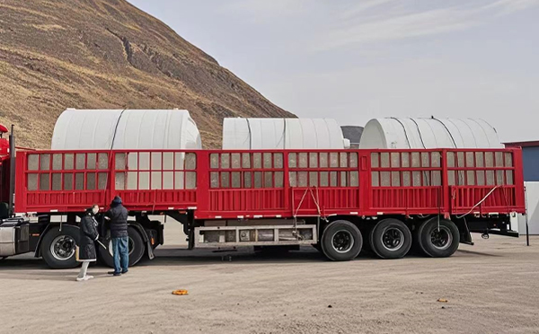 安宁塑料桶装车完毕准备运输中