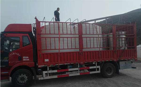 安宁立式运输桶安排发货现场